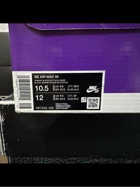 Nike Black and White Shoe Label Tag